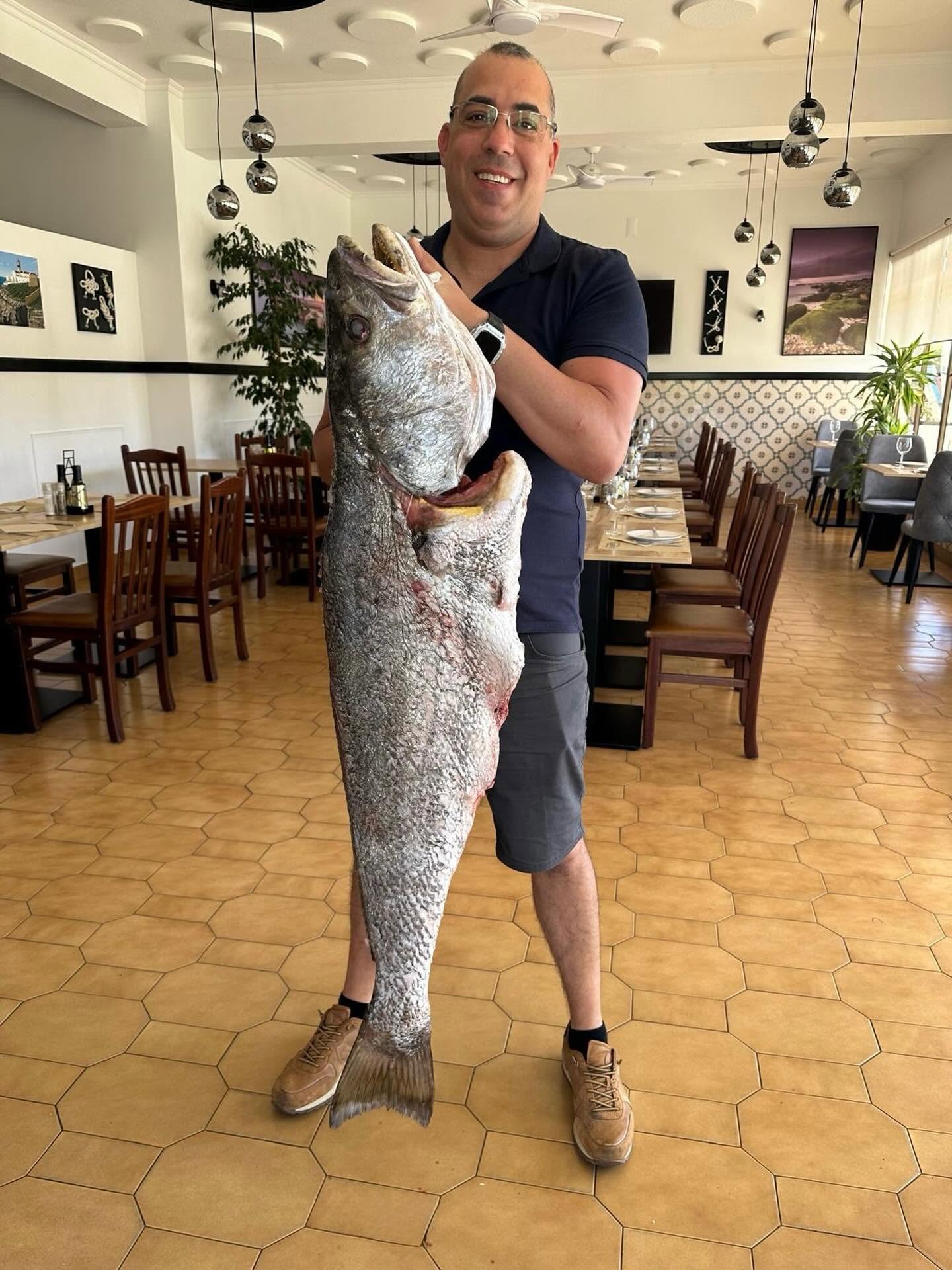 Peixe fresco de grande porte capturado no dia, no interior do restaurante Pedra do Gigante em Sagres