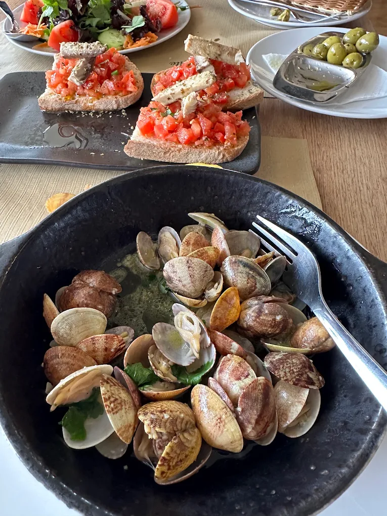 Entradas de marisco — tostas e amêijoas à Bulhão Pato