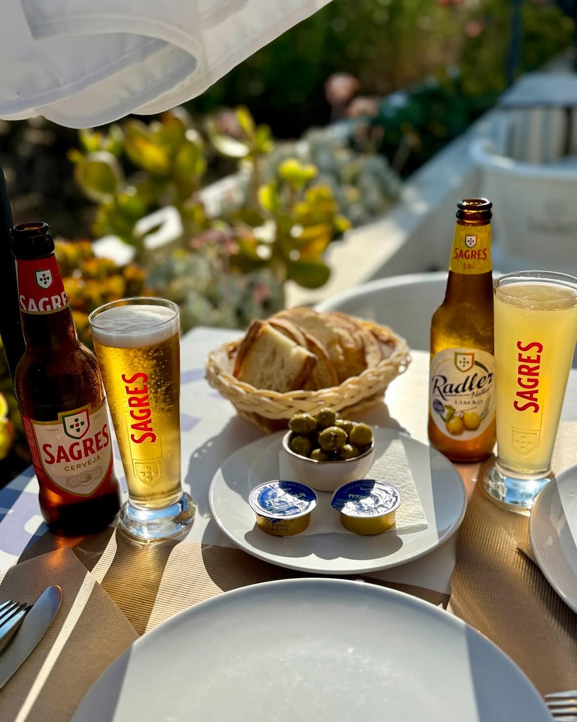Esplanada do Pedra do Gigante com cerveja Sagres à mesa