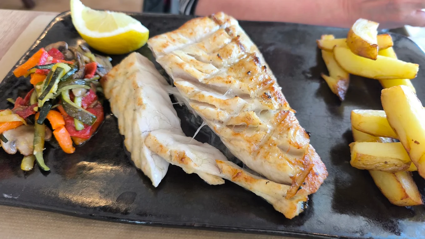 Peixe fresco grelhado na brasa com batata e legumes